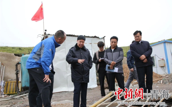 圖為黃南州有關(guān)領(lǐng)導(dǎo)現(xiàn)場踏勘、督導(dǎo)生態(tài)環(huán)保責(zé)任落實(shí)情況現(xiàn)場。黃宣攝