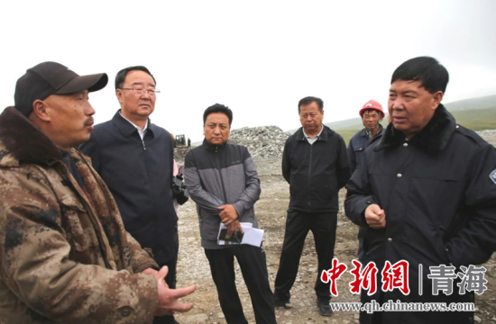 圖為黃南州有關(guān)領(lǐng)導(dǎo)現(xiàn)場踏勘、督導(dǎo)生態(tài)環(huán)保責(zé)任落實(shí)情況現(xiàn)場。黃宣攝