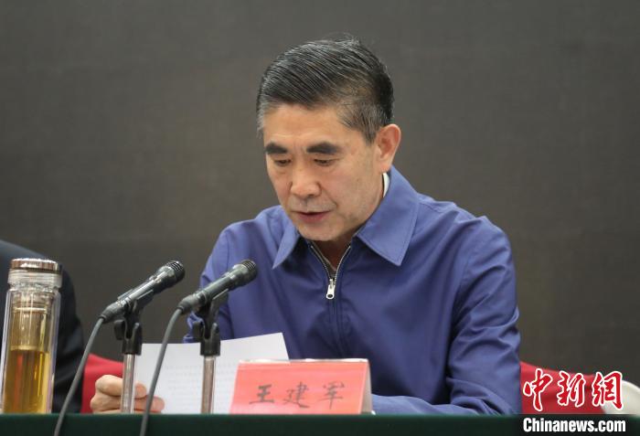 圖為青海省委書(shū)記王建軍出席會(huì)議并作講話?！?zhí)砀?攝