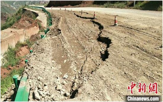 圖為發(fā)生路基下沉滑移險情的路段。果洛公路總段供圖