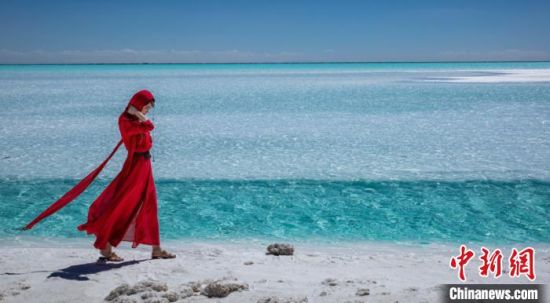 圖為地處柴達(dá)木盆地的東臺吉乃爾湖?！∧獑⒚鳌z