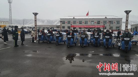 圖為環(huán)衛(wèi)設(shè)施集中發(fā)放儀式現(xiàn)場。甘恩超 攝