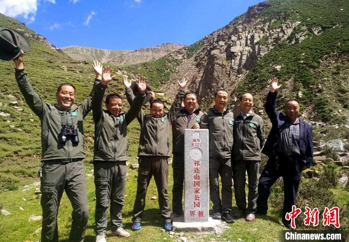 圖為管護(hù)員們難得的一次合影。受訪者供圖