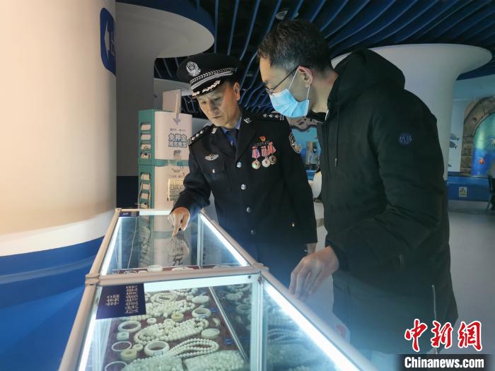 圖為森林警察為游客講解查獲這些象牙制品過程中發(fā)生的真實故事。　文思睿 攝