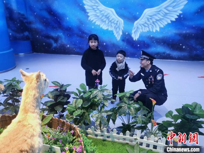 圖為森林警察為小朋友科普野生動物保護知識?！∥乃碱?攝