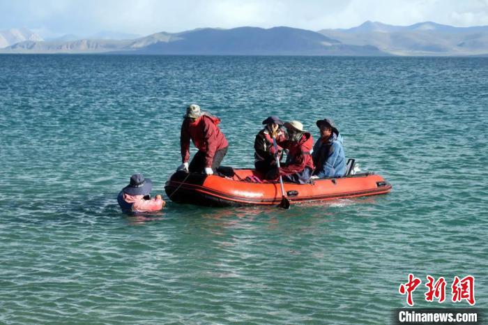 科考隊員乘充氣快艇考察扎日南木錯歸來?！?lt;a target='_blank' ><p  align=