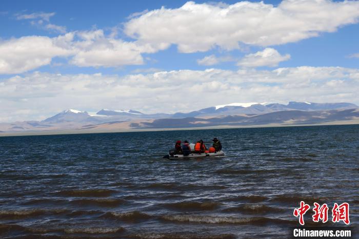 科考隊員向湖心進發(fā)，風浪越來越大?！?lt;a target='_blank' ><p  align=