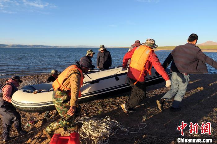 完成達則錯科考任務，科考隊員抬充氣快艇上岸?！?lt;a target='_blank' ><p  align=