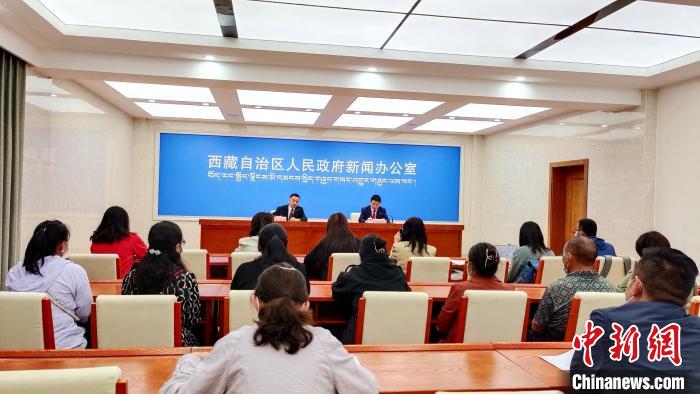 圖為西藏阿里地區(qū)在拉薩召開新聞發(fā)布會(huì)，發(fā)布西藏和平解放70年來阿里地區(qū)經(jīng)濟(jì)社會(huì)發(fā)展成就。　貢桑拉姆 攝