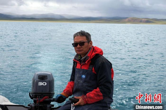 本次科考領(lǐng)隊(duì)、中科院青藏高原所侯居峙研究員駕駛充氣快艇?！?lt;a target='_blank' ><p  align=