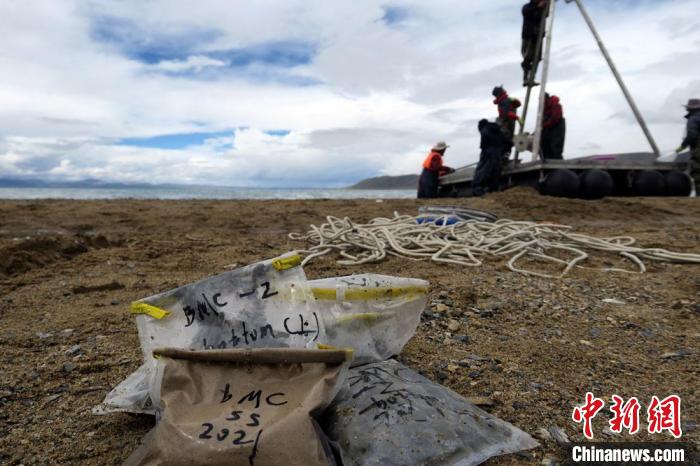 科考隊(duì)員從巴木錯采集的科研樣品?！?lt;a target='_blank' ><p  align=