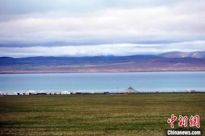 西藏安多縣茲格塘錯(cuò)岸邊帳篷林立，旅游業(yè)發(fā)展勢(shì)頭良好?！?lt;a target='_blank' ><p  align=