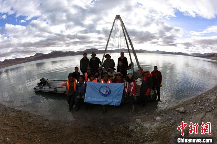 科考隊(duì)員在結(jié)則茶卡湖岸邊合影。　<a target='_blank' ><p  align=