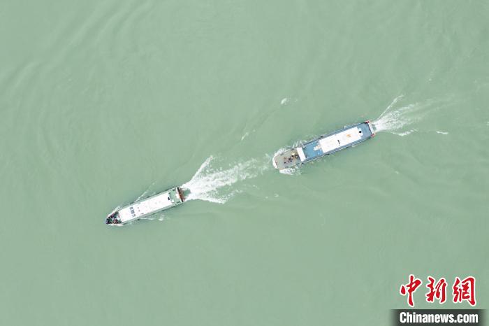 聯(lián)合巡江守護活動現(xiàn)場。　江安縣融媒體中心 攝