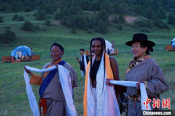 圖為當(dāng)?shù)孛癖娕c外籍留學(xué)生合影留念?！●R銘言 攝