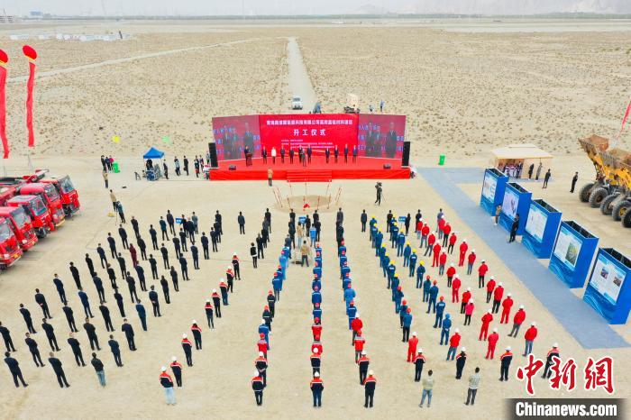 圖為無人機(jī)航拍開工現(xiàn)場?！∷髂辖?攝