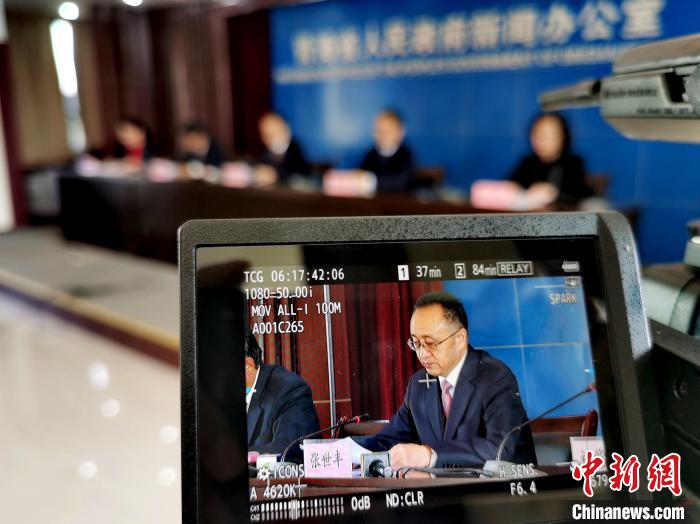 圖為青海省水利廳廳長(zhǎng)張世豐參加新聞發(fā)布會(huì)?！?zhí)砀?攝