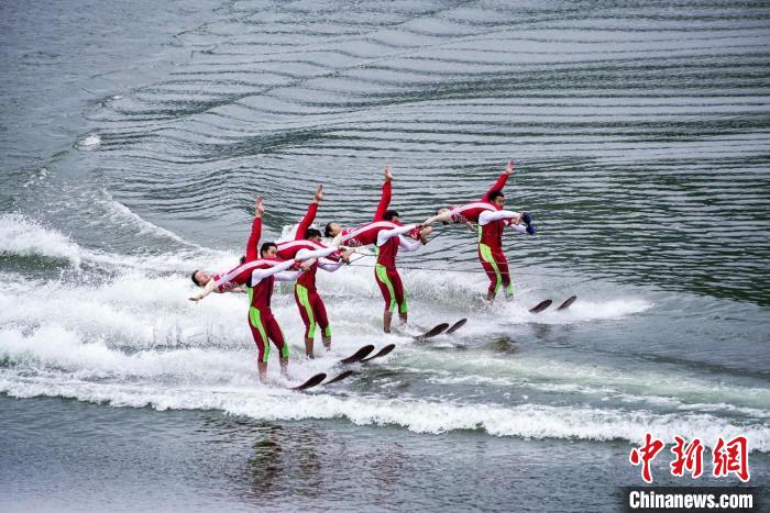 捕魚節(jié)上的水上表演?！≈鬓k方供圖