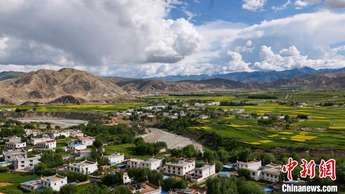 圖為依地形而建的西藏拉薩市尼木縣村居?！≈x牧 攝