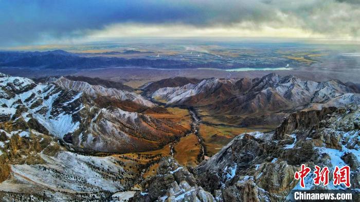 圖為柴達(dá)木盆地柏樹(shù)山森林地質(zhì)公園云霧繚繞?！“蛨D那生 攝