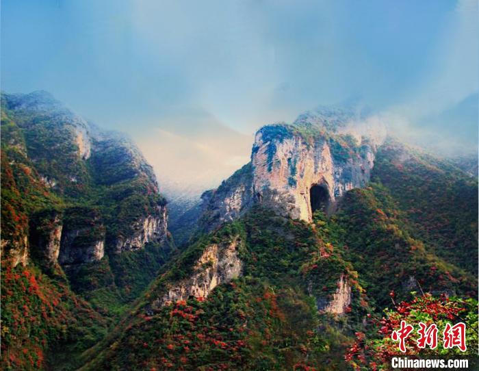 萬源魚泉地標?！≈炱桨?攝