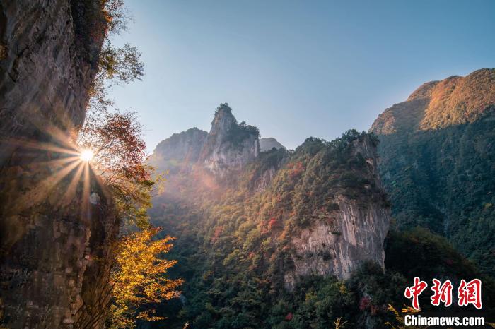 朝霞?！∏貪h忠 攝