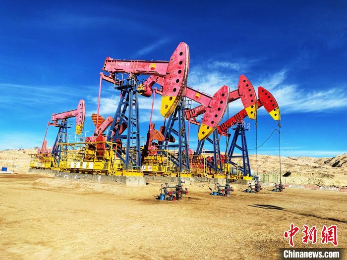 圖為青海油田采油基地?！O睿 攝