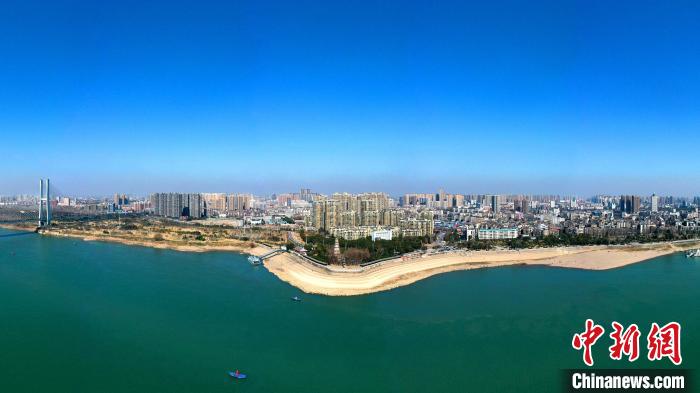 荊州市內(nèi)的荊江大堤。(資料圖) 湯偉 攝