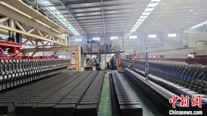 圖為張掖市宏能煤業(yè)有限公司煤矸石綜合利用項(xiàng)目現(xiàn)場(chǎng)。(資料圖) 錢大偉 攝