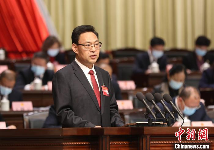 圖為青海省西寧市人民政府代市長石建平作政府工作報告?！∑钤鲚?攝