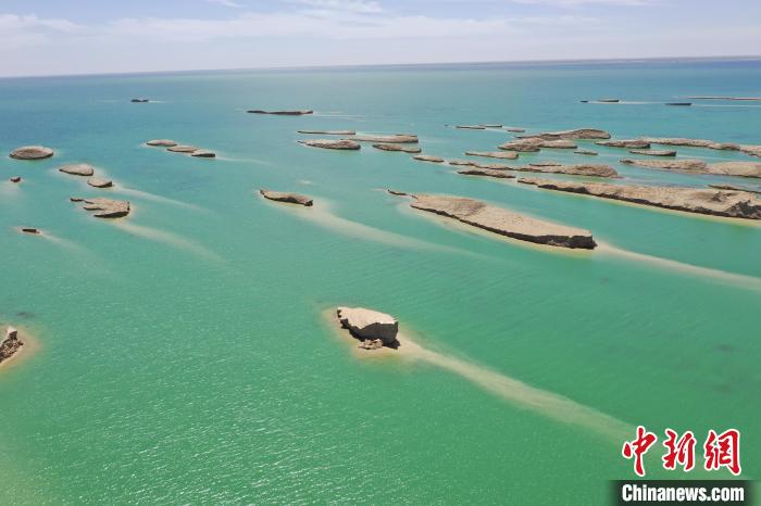 圖為海西州境內(nèi)的水上雅丹風(fēng)光?！≮w凜松 攝