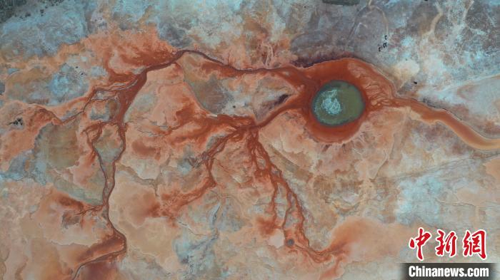 圖為海西州境內(nèi)的“網(wǎng)紅”景點(diǎn)“惡魔之眼”。　趙凜松 攝