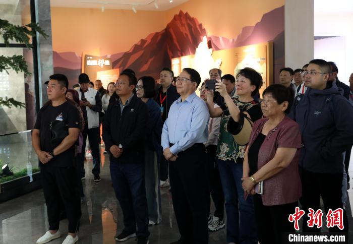 圖為臺商參訪祁連山國家公園生態(tài)科普館?！⊙Φ?攝