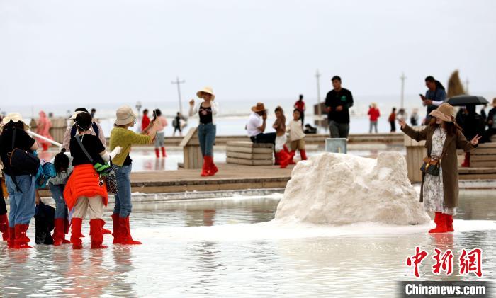 圖為游客在茶卡鹽湖拍照?！⊙Φ?攝