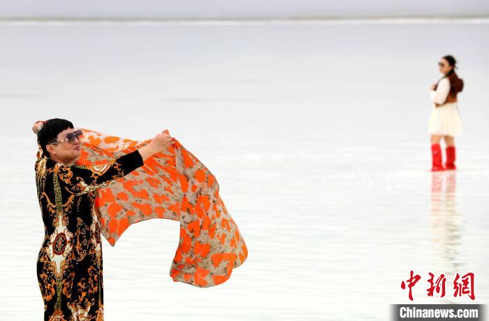 圖為游客在茶卡鹽湖拍照?！⊙Φ?攝