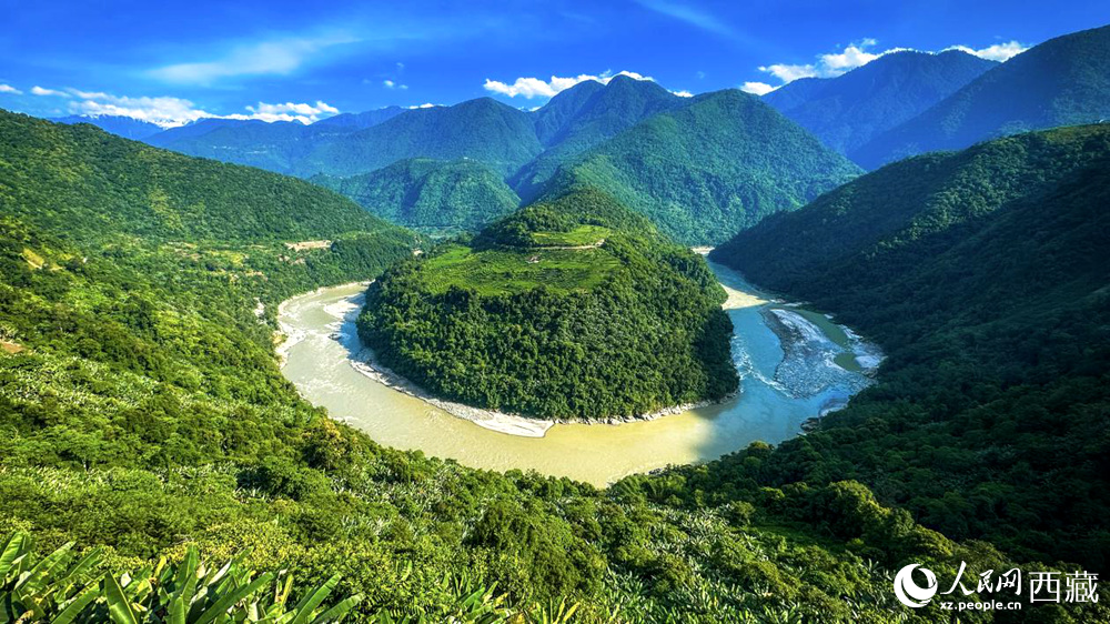 風(fēng)景秀麗、植被繁茂的西藏林芝市墨脫縣果果塘大拐彎。人民網(wǎng)記者 次仁羅布攝