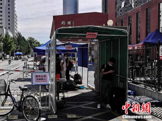 中國科學(xué)院大學(xué)校門外，豎立著“家長止步”的提示牌。 中新網(wǎng) 張尼 攝