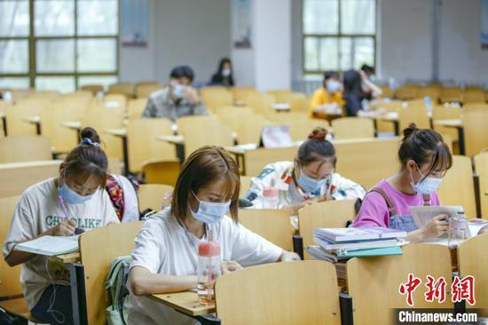 資料圖：學(xué)生在圖書館自習(xí)室內(nèi)學(xué)習(xí)?！⑾A 攝