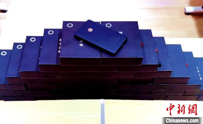 圖為西藏高山文化發(fā)展基金會(huì)向聶榮縣完全小學(xué)捐助的“電子健康體檢儀”。　于賓 攝