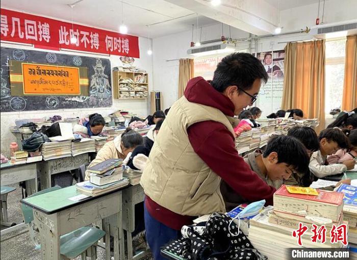 學(xué)生在免費輔導(dǎo)班上課?！∧岈敵?攝