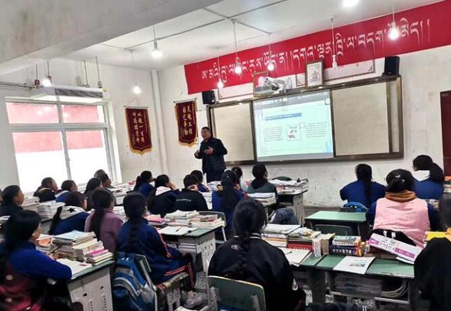 學(xué)生在免費(fèi)輔導(dǎo)班上課?！∧岈敵?攝