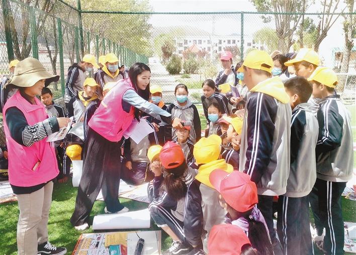 瓊結(jié)縣“四講四愛”宣講員在瓊結(jié)縣中學宣講。記者 段敏 攝.jpg