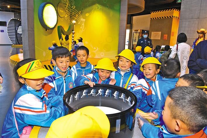 圖為10月29日，一年級的同學(xué)們在科技館參觀體驗(yàn)。李洲 攝.jpg