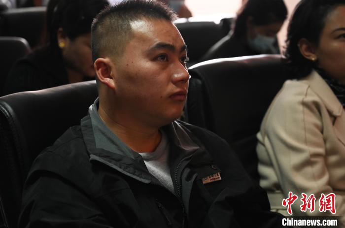 圖為企業(yè)工作人員參加講座。　趙朗 攝