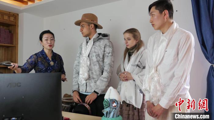 圖為圖為主播白瑪旺姆為留學(xué)生介紹直播流程?！≈x牧 攝