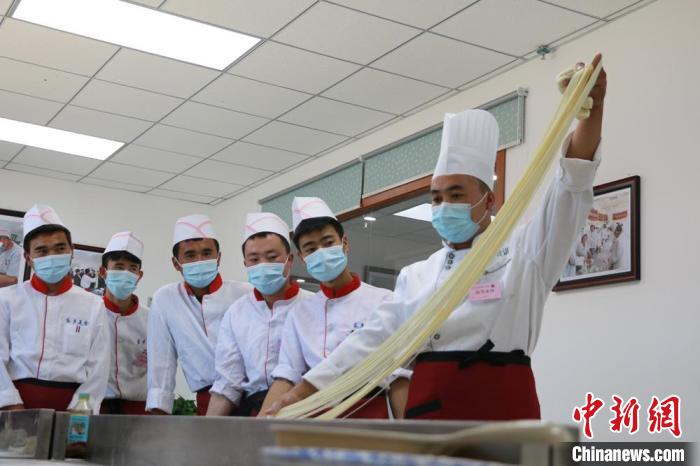 甘肅推特色企業(yè)新型學徒制培訓：企校合作、工學交替