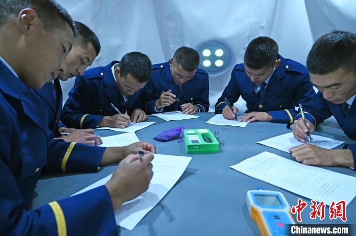 圖為消防員在高壓氧艙內(nèi)填寫問卷?！≮w朗 攝