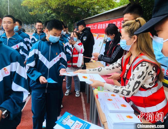 圖為西寧市法制宣傳進(jìn)校園?！∥鲗幨谐俏鲄^(qū)供圖