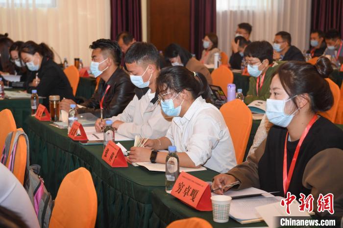 圖為第十五期全國預防青少年違法犯罪工作理論與務實高級研修班學員正在上課?！∝暩聛硭?攝