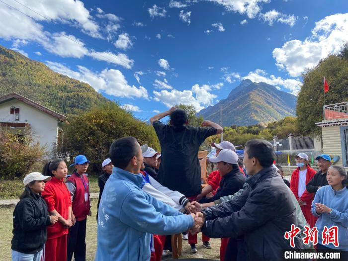 圖為學(xué)生們?cè)谖鞑匕退纱肭嗌倌昊顒?dòng)營(yíng)地開(kāi)展趣味活動(dòng)?！∥鞑厍嗌倌陮?shí)踐教育基地供圖